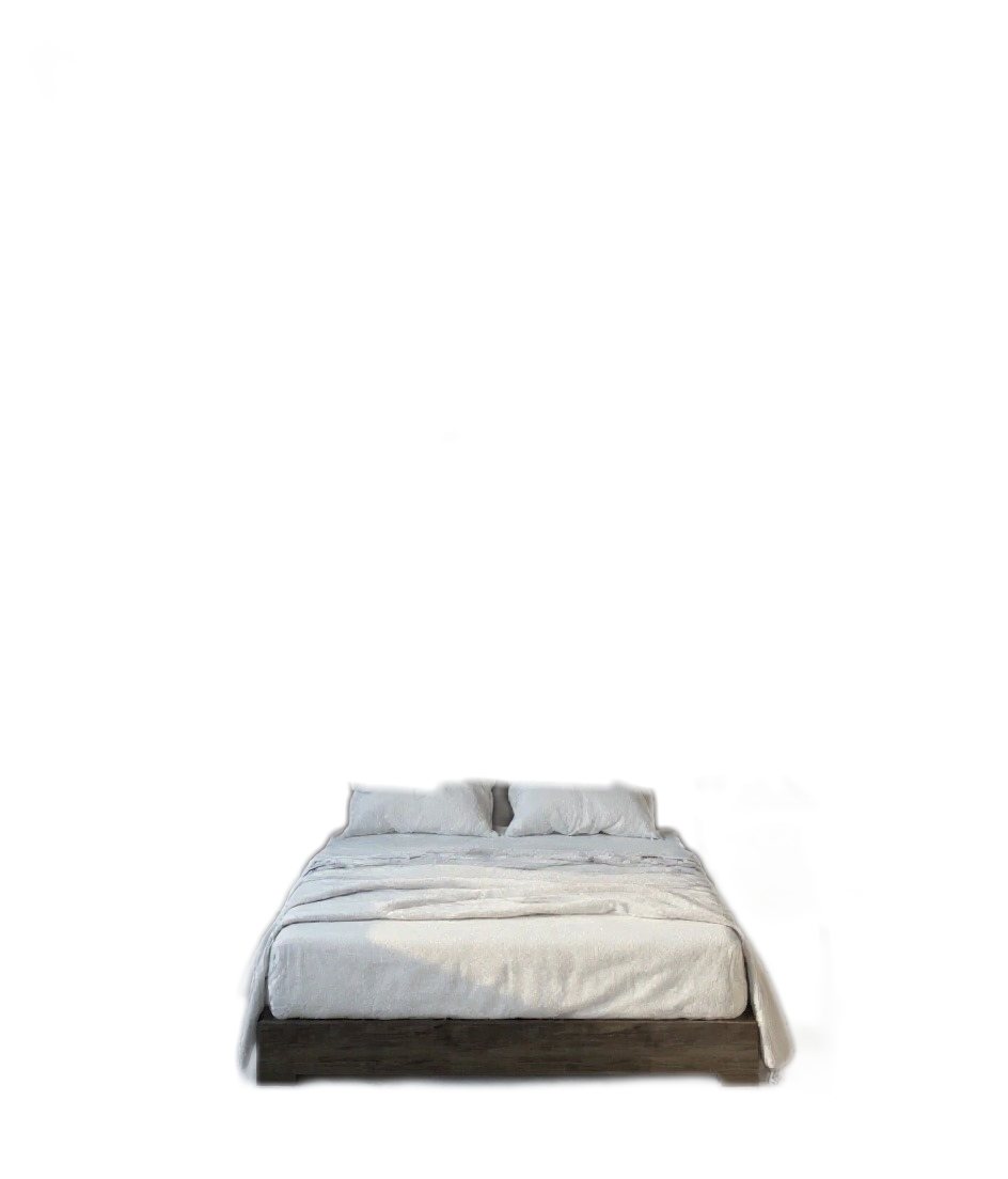 La imagen muestra una cama moderna con s&aacute;banas y almohadas blancas, ubicada sobre una base de madera. Este dise&ntilde;o minimalista aporta un toque elegante y acogedor a cualquier habitaci&oacute;n.